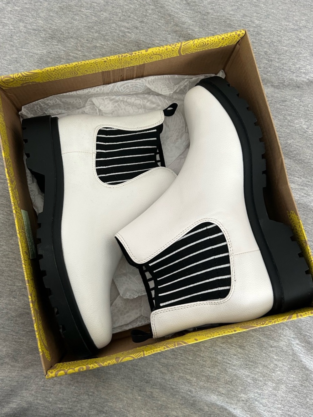 Mix no. 6 Gwenda Chelsea boots size 8.5 white